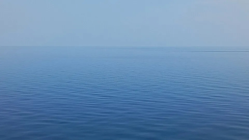 穏やかな海と水平線