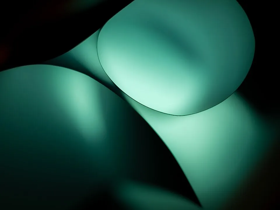 曲げた紙の縁に当たる、緑の光