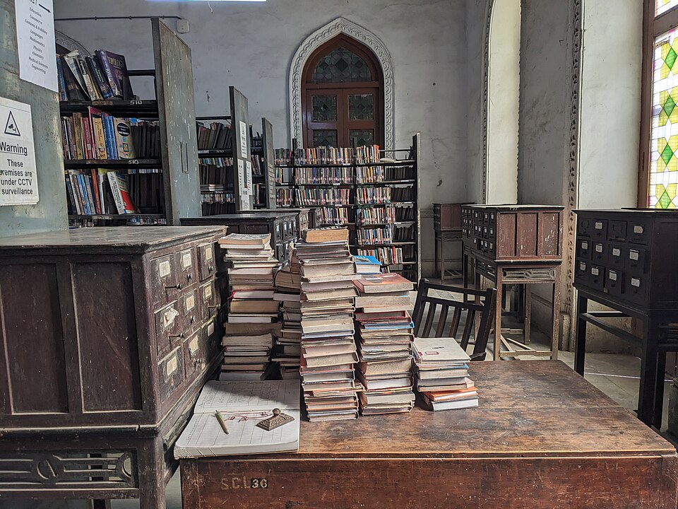 図書館の机に置かれた本