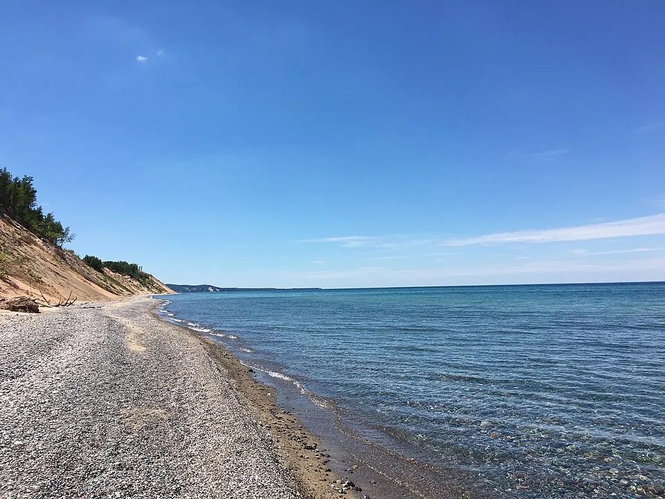 小石の浜と静かな湖