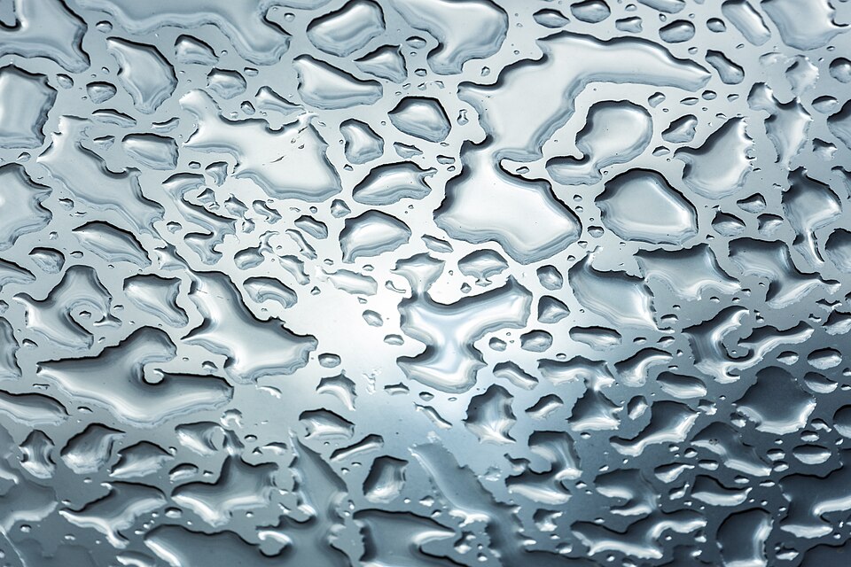 雨粒のついた窓ガラス