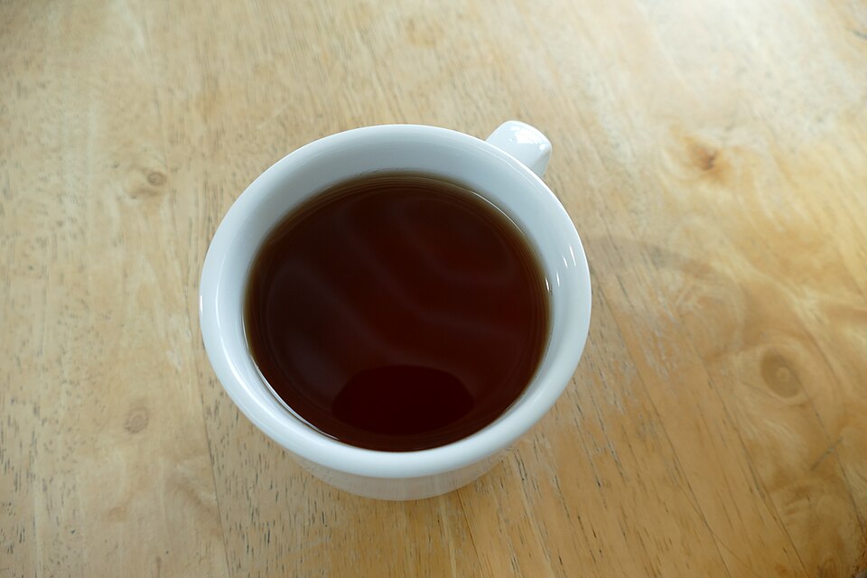 温かい紅茶の入ったカップ