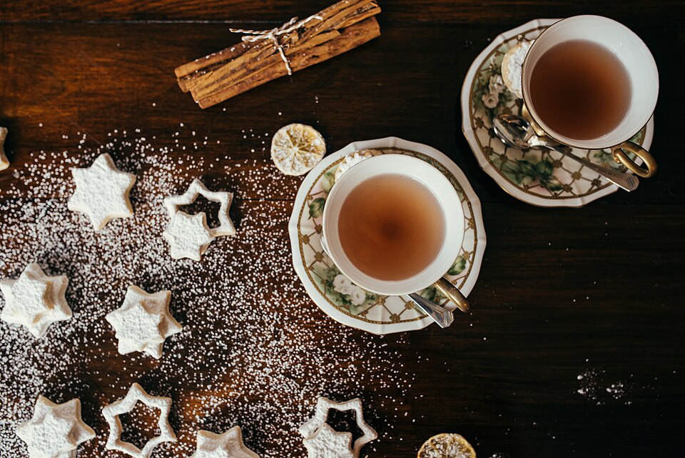 テーブルに並んだ2つのお茶のカップ
