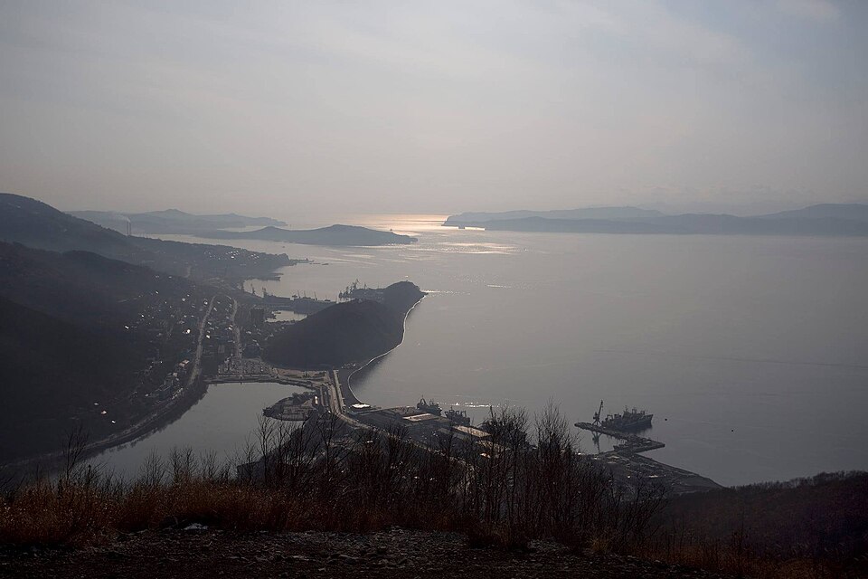 もやのかかった湖と入り江を見下ろす景色