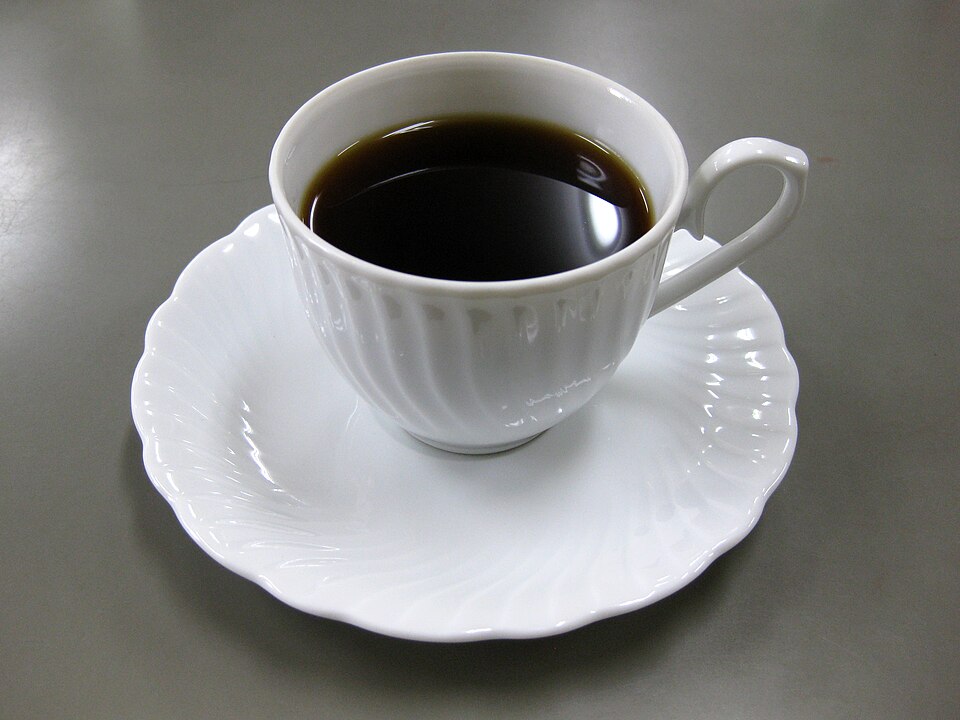 白いカップに入ったコーヒー