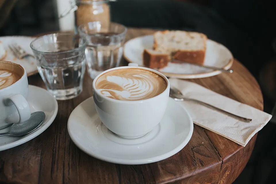 木のテーブルに置かれた2杯のカプチーノ