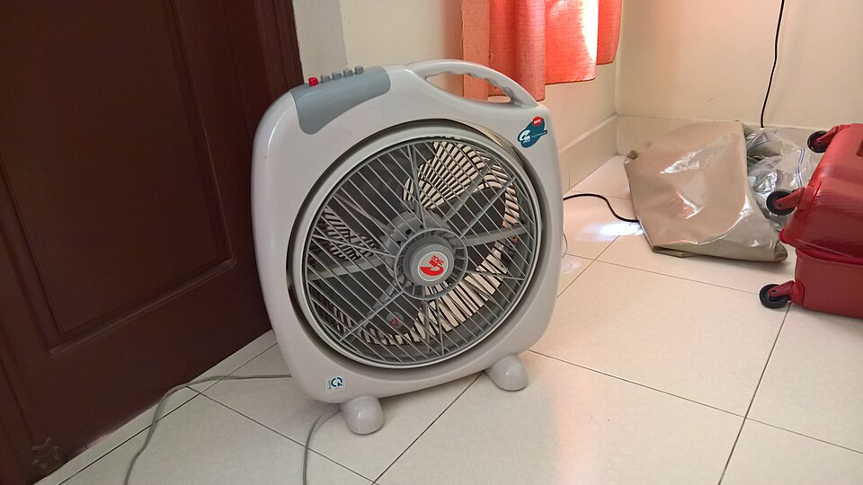 部屋に置かれた扇風機