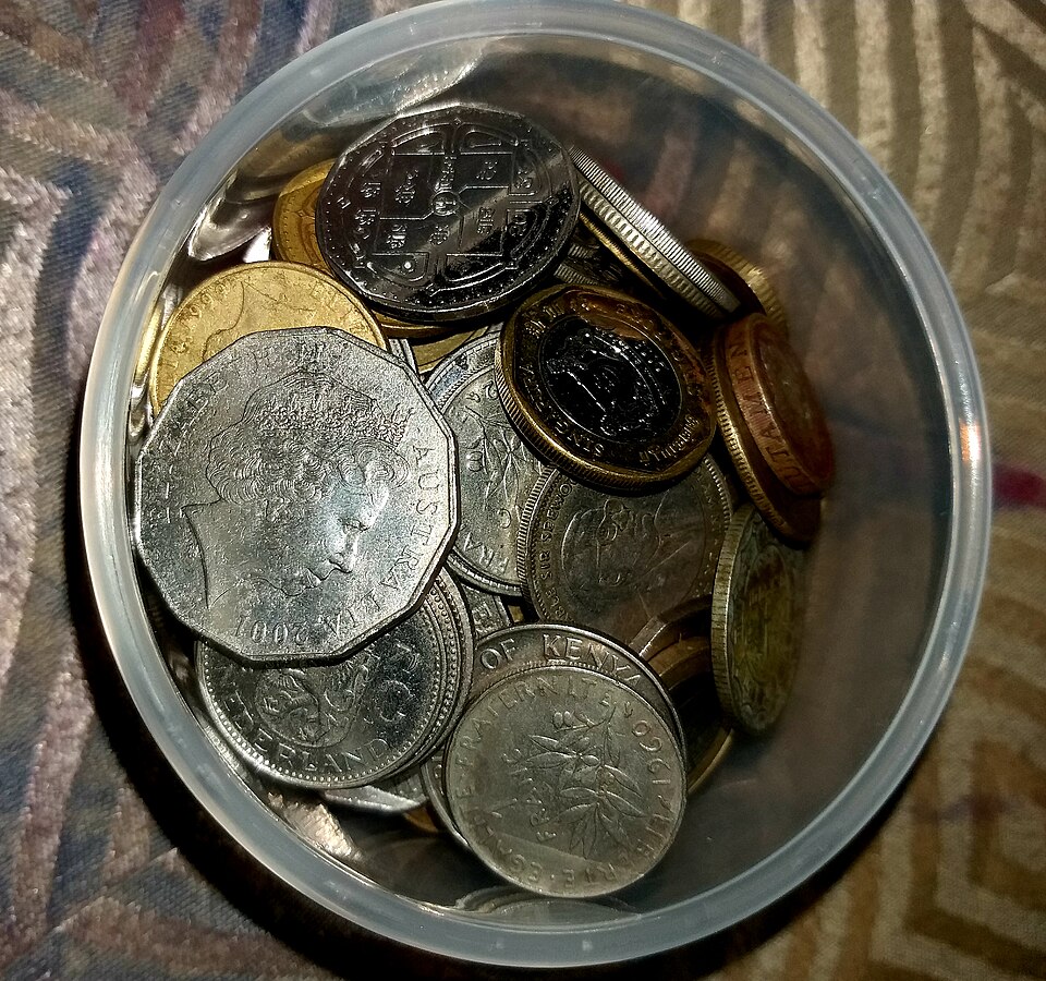硬貨の入った透明な容器