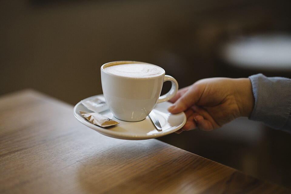 カフェのテーブルに置かれたコーヒーカップ