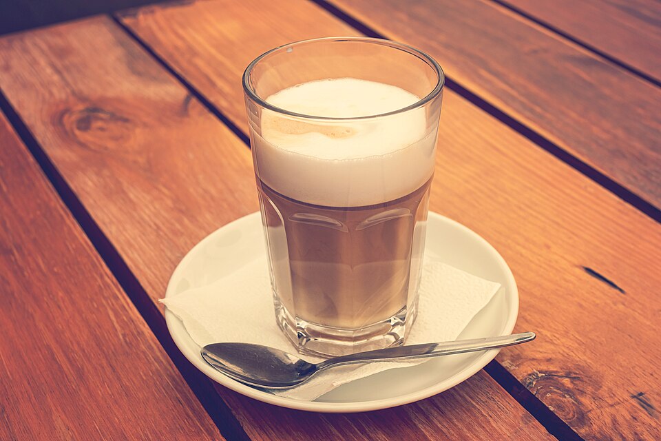 木のテーブルに置かれたコーヒーカップ