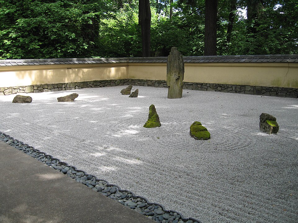 砂紋と石のある静かな庭