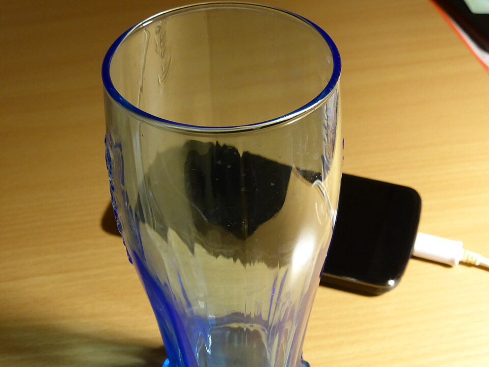 机の上のグラスとスマートフォン