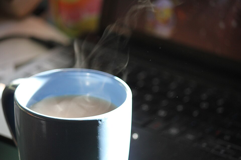 湯気の立つお茶のカップ