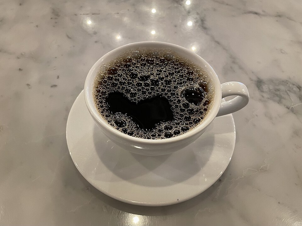カフェのテーブルに置かれたコーヒーカップ