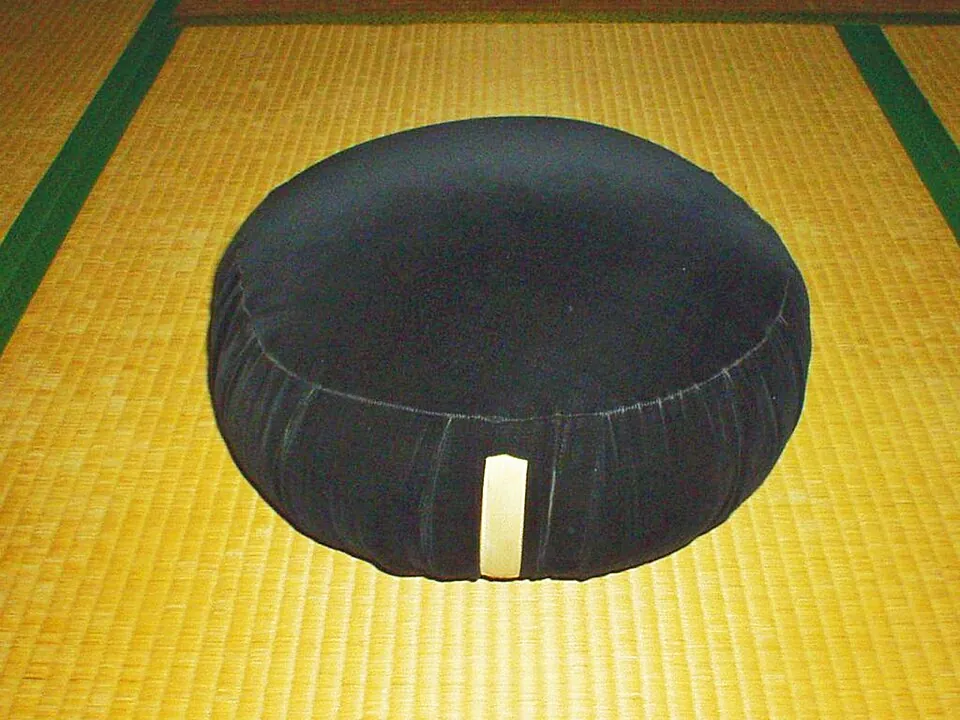 畳の上に置かれた瞑想用の丸い座布団