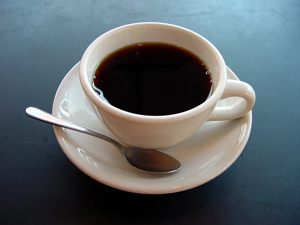 テーブルに置かれたコーヒーカップ