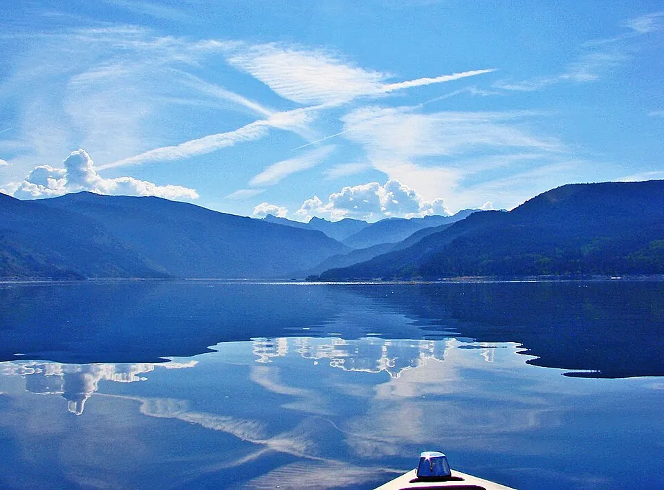 静かな湖と山の風景