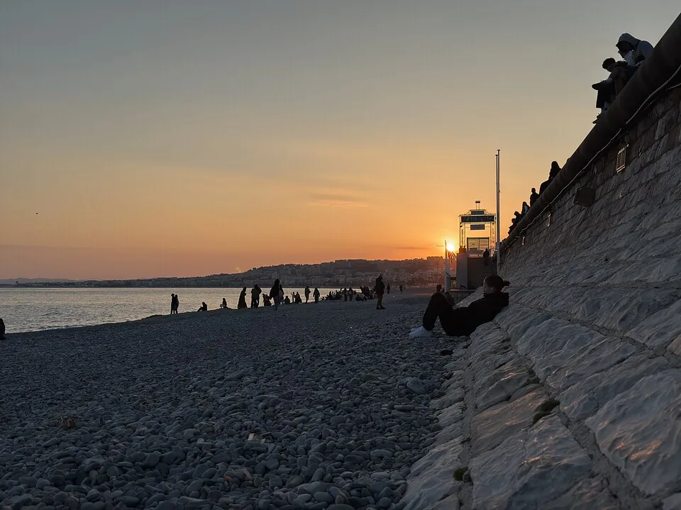 夕暮れの小石の浜辺