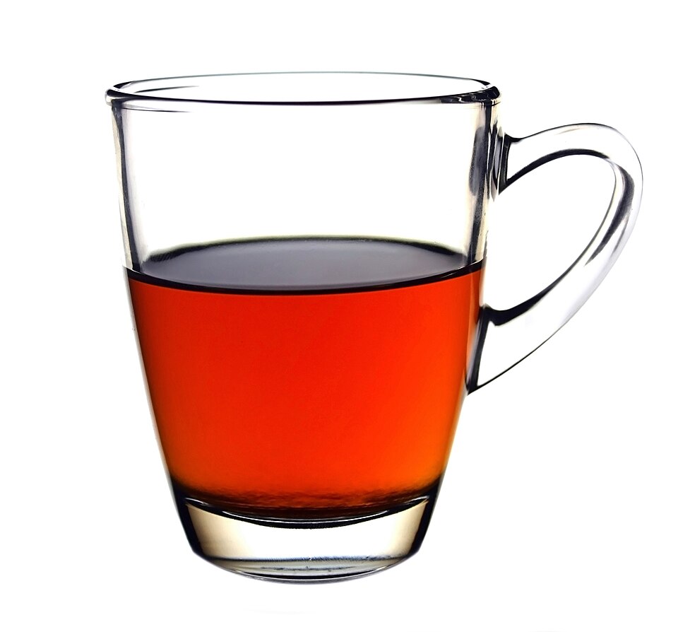 テーブルに置かれた紅茶のカップ