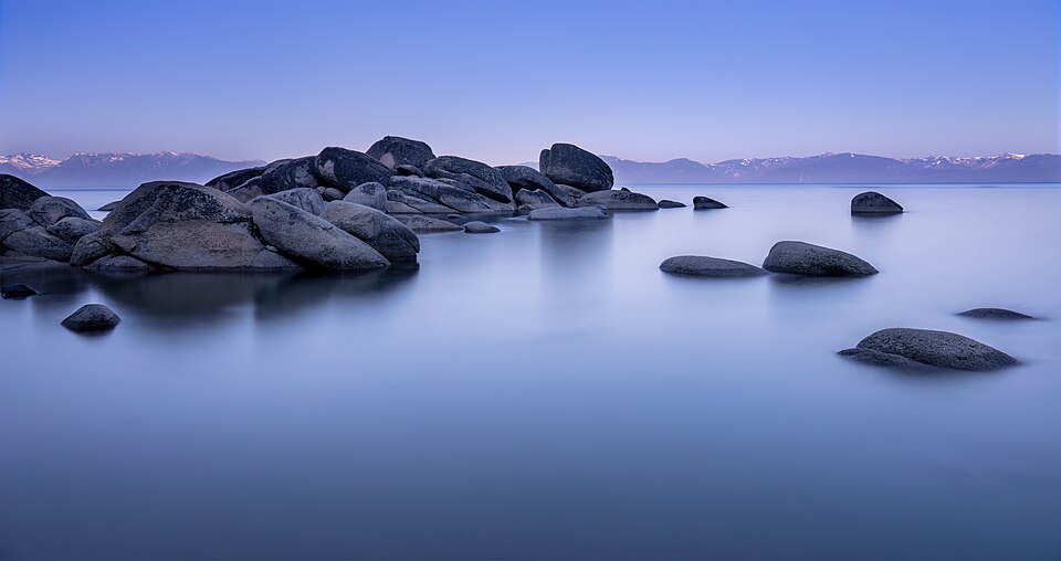朝の静かな湖